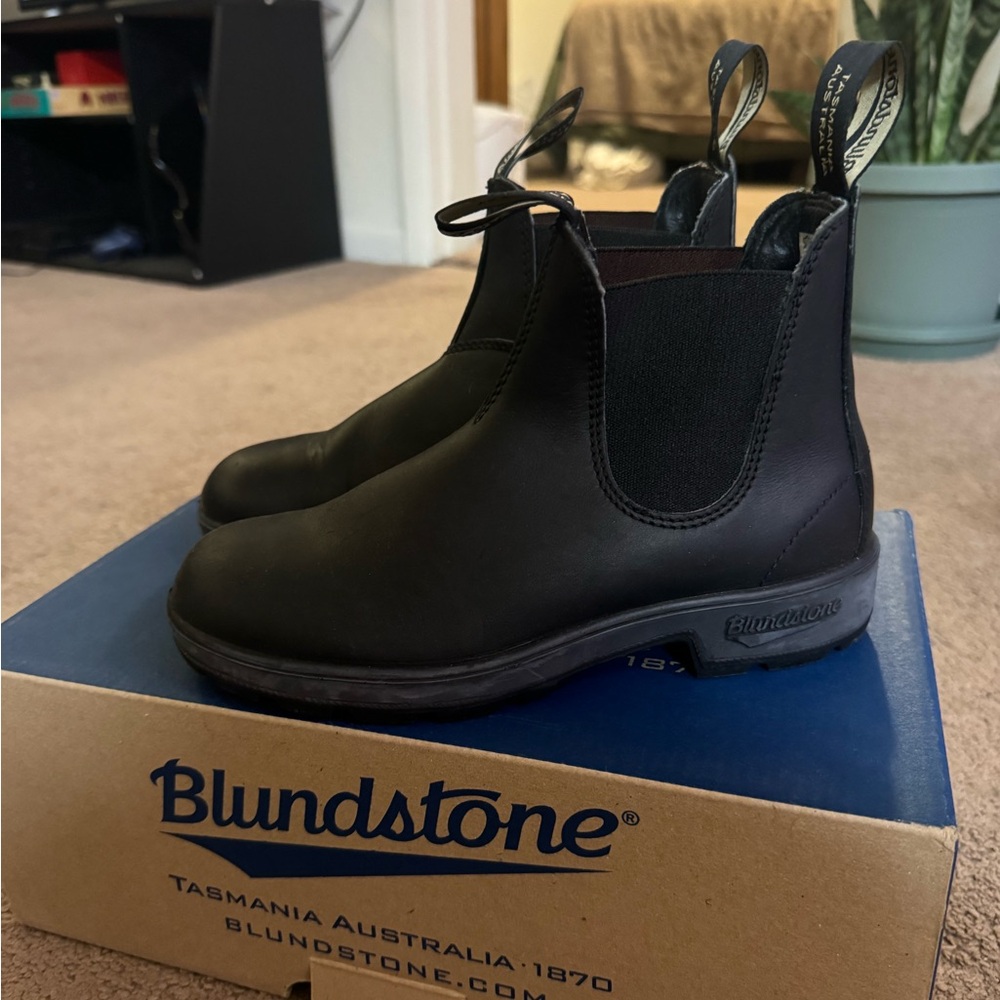 NWT Women’s Blundstones